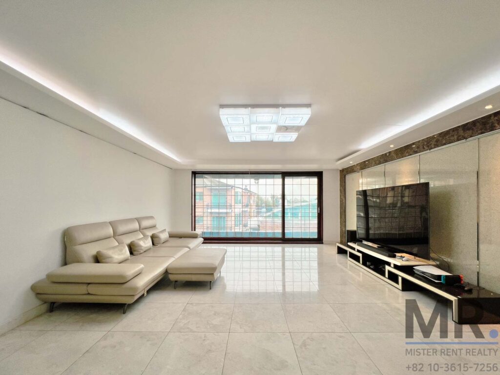 Itaewon-4BR-Low-Rise-Villa-Beautiful-Terrace-(H+)-1