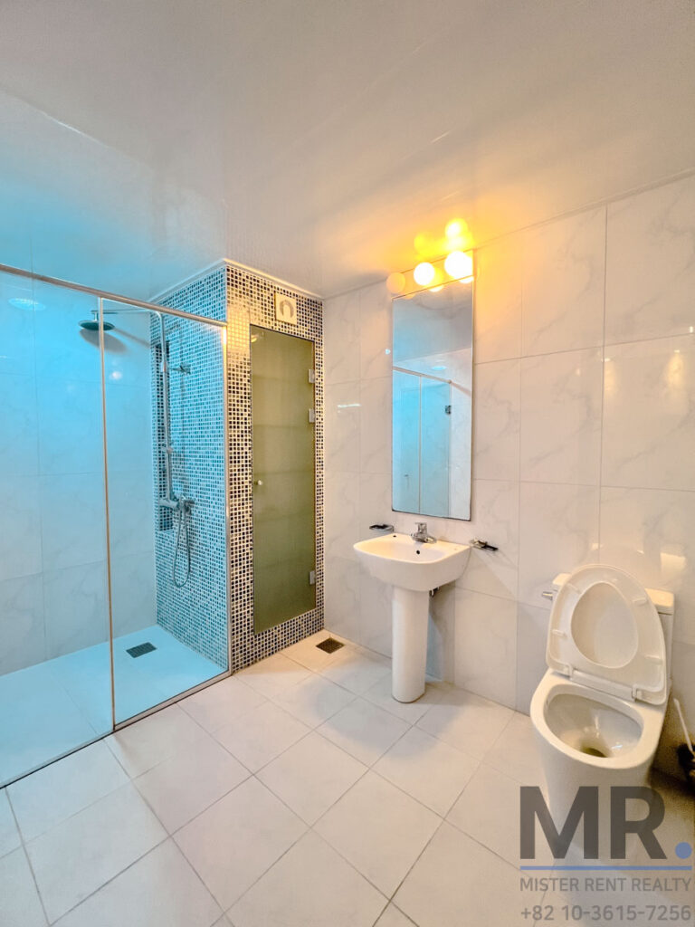 Itaewon-4BR-Low-Rise-Villa-Beautiful-Terrace-(H+)-16