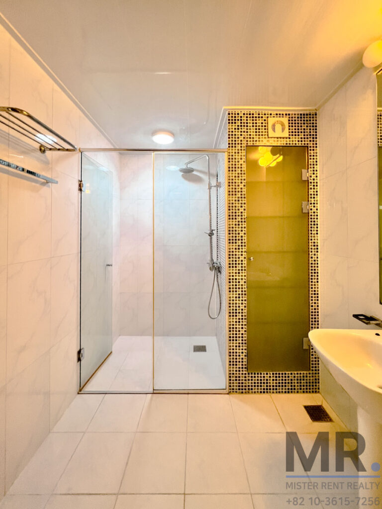 Itaewon-4BR-Low-Rise-Villa-Beautiful-Terrace-(H+)-17