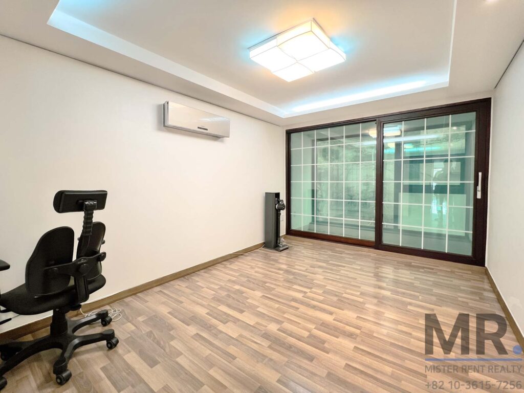 Itaewon-4BR-Low-Rise-Villa-Beautiful-Terrace-(H+)-18
