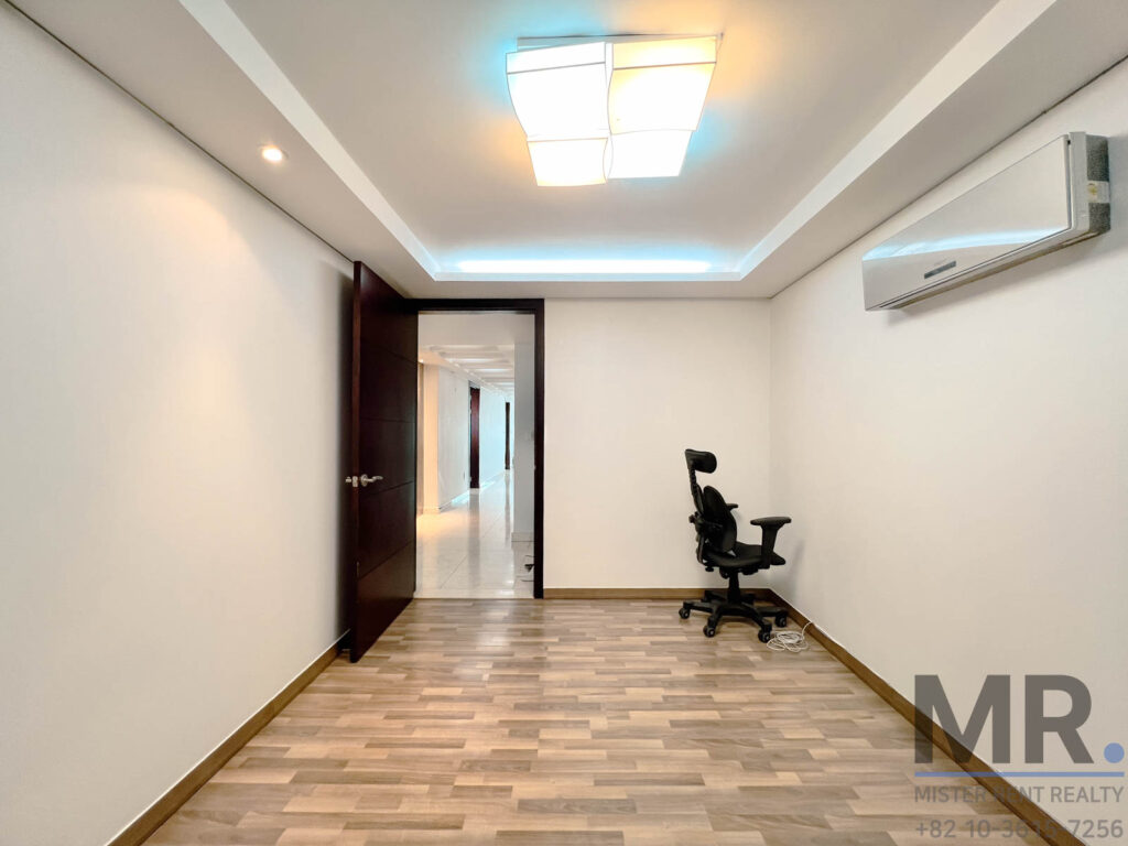 Itaewon-4BR-Low-Rise-Villa-Beautiful-Terrace-(H+)-20