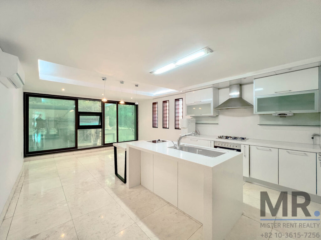 Itaewon-4BR-Low-Rise-Villa-Beautiful-Terrace-(H+)-21