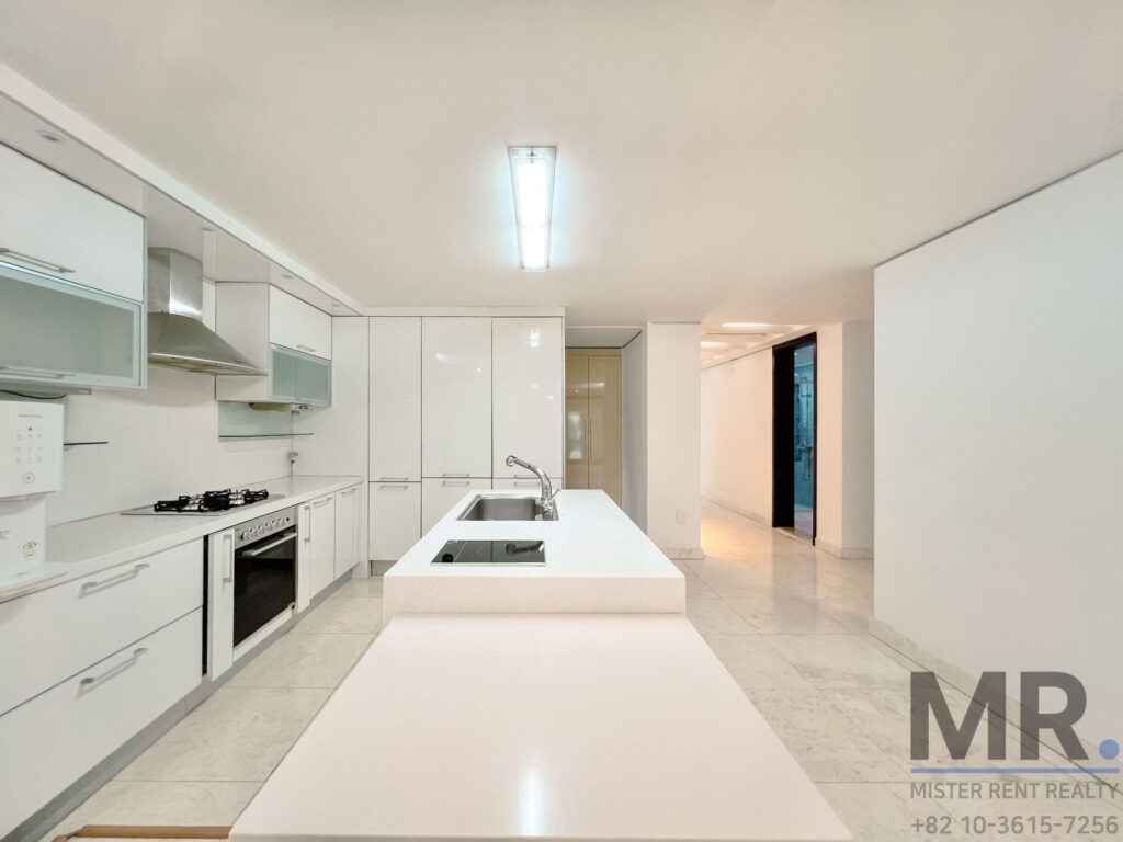 Itaewon-4BR-Low-Rise-Villa-Beautiful-Terrace-(H+)-22