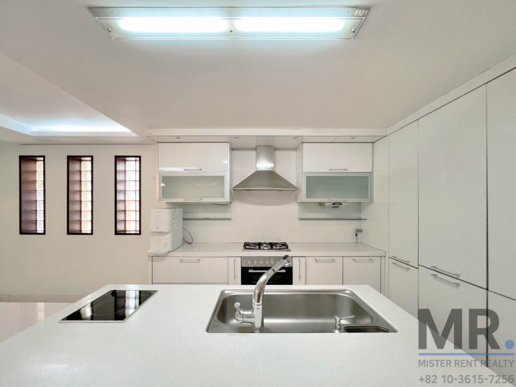 Itaewon-4BR-Low-Rise-Villa-Beautiful-Terrace-(H+)-23