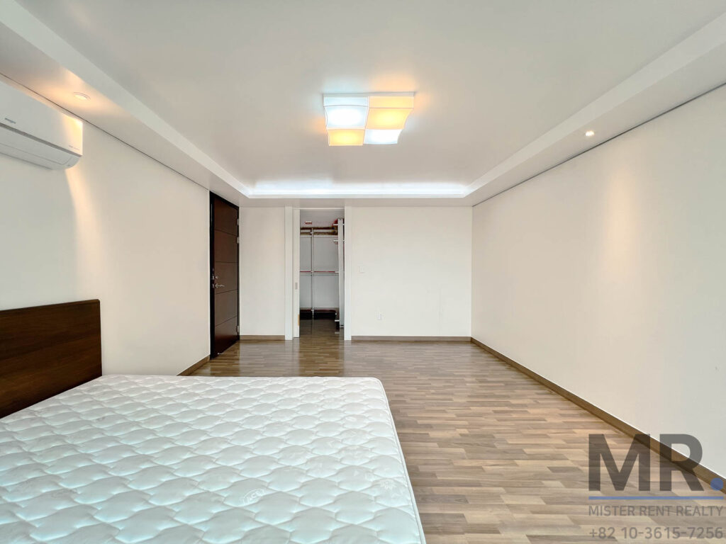 Itaewon-4BR-Low-Rise-Villa-Beautiful-Terrace-(H+)-27