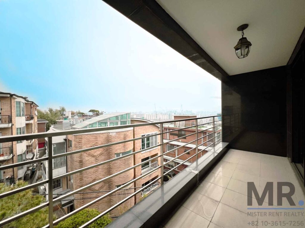 Itaewon-4BR-Low-Rise-Villa-Beautiful-Terrace-(H+)-3