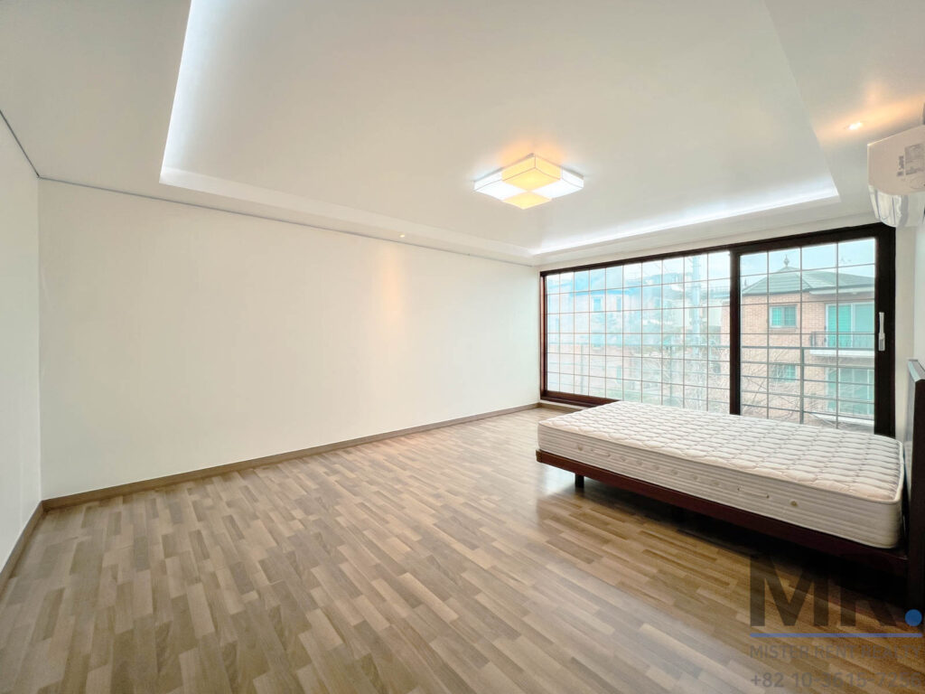 Itaewon-4BR-Low-Rise-Villa-Beautiful-Terrace-(H+)-6