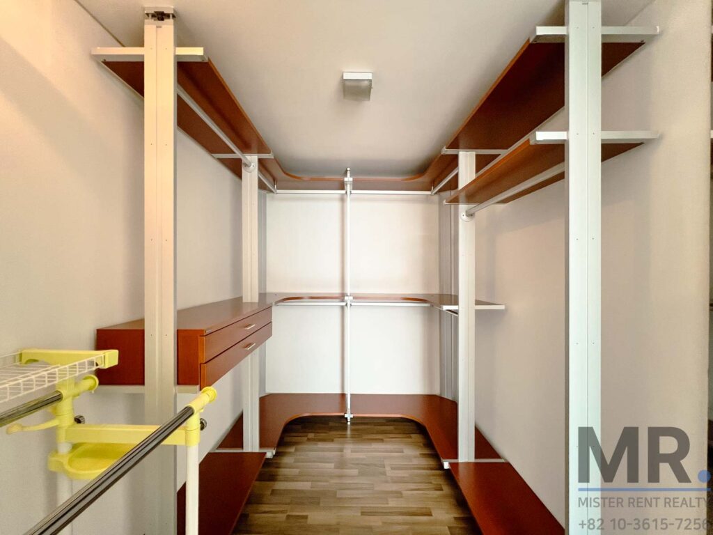 Itaewon-4BR-Low-Rise-Villa-Beautiful-Terrace-(H+)-8