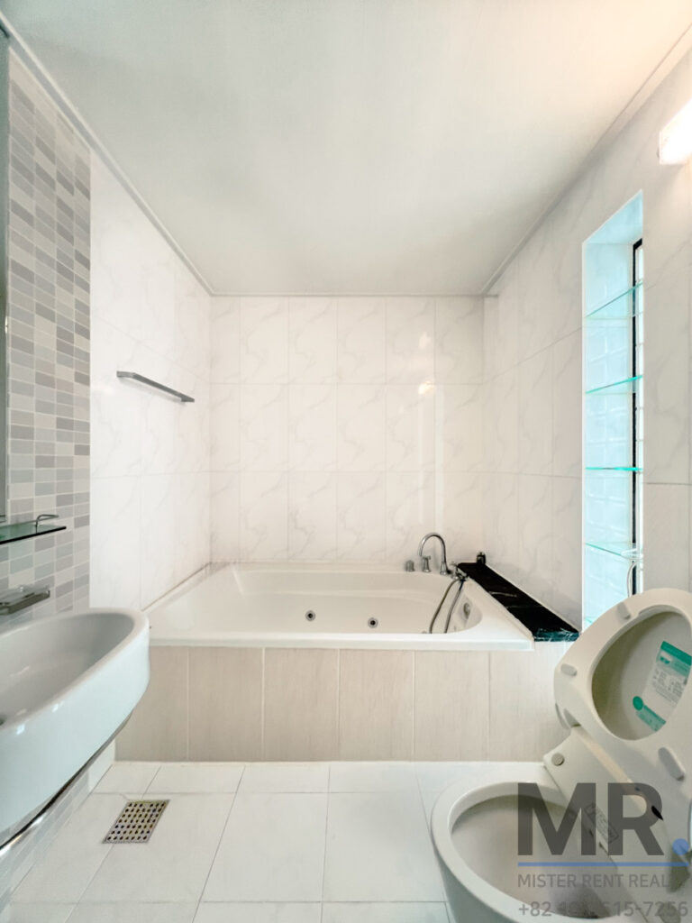 Itaewon-4BR-Low-Rise-Villa-Beautiful-Terrace-(H+)-9