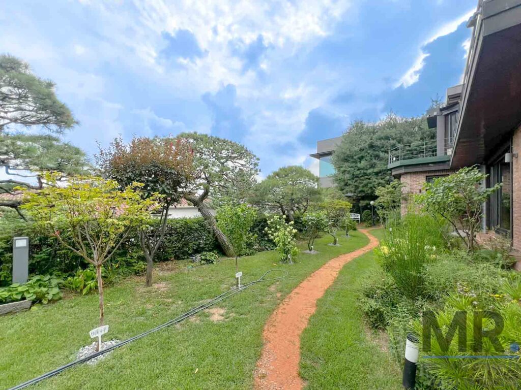 Seogbuk5BR-SingleHouse-Beautiful-Garden-(H+)-13