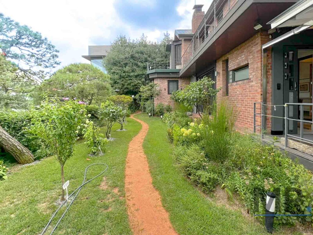 Seogbuk5BR-SingleHouse-Beautiful-Garden-(H+)-8